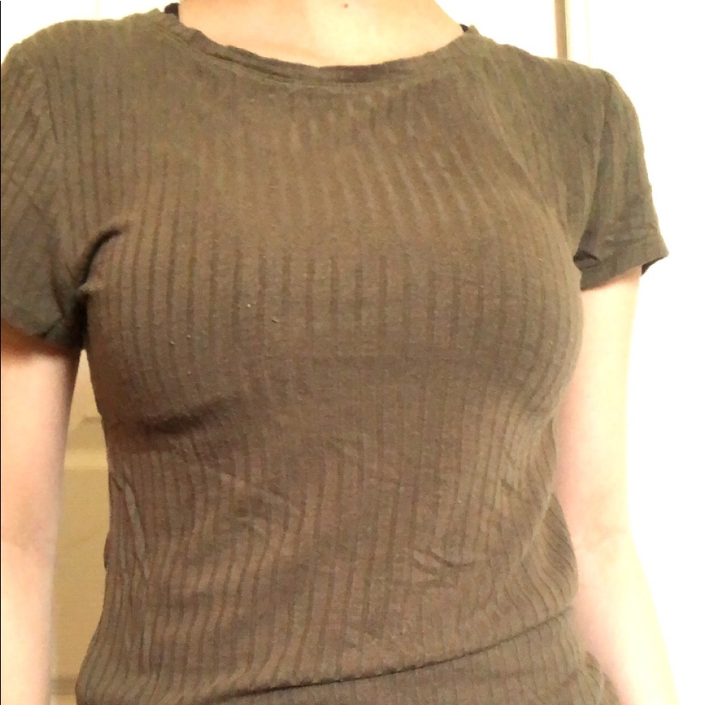 Olive green tshirt.